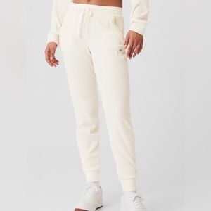 NWT Alo Ivory Muse Sweatpants Size Large (L)